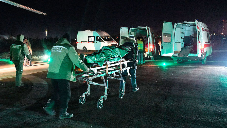 Транспортировка пострадавших в машину скорой помощи, 1 декабря 2019 года