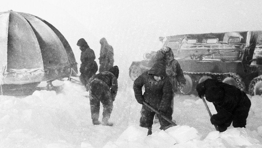 Исследователи Антарктиды строят временную станцию, 1957 год