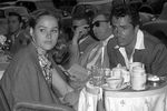 Урсула Андресс и ее муж Джон Дерек за столиком в одном из кафе Рима, 1957 год
