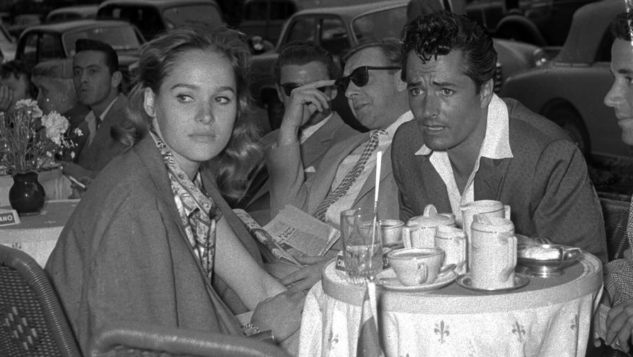 Урсула Андресс и ее муж Джон Дерек за столиком в одном из кафе Рима, 1957 год
