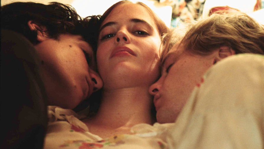 Ева Грин, Луи Гаррель и Майкл Питт в фильме «Мечтатели» (2003)