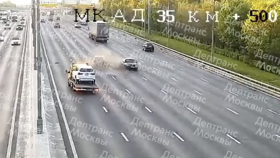 Легковой автомобиль врезался в стоящую машину на МКАД