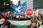 Участники демонстрации за выход ФРГ из НАТО в Берлине
