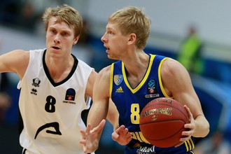 Вячеслав Зайцев (справа) и его «Химки» уверенно шагают по Европе