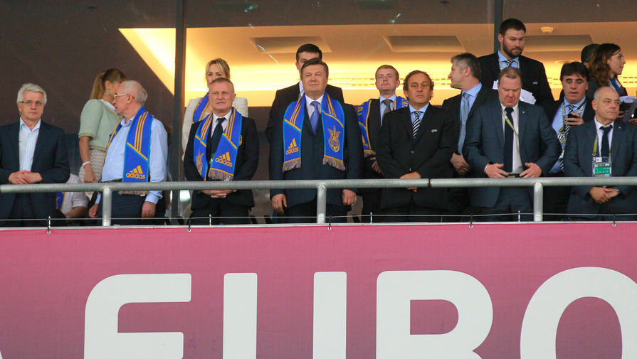 Президент Украины Виктор Янукович (в центре) и президент УЕФА Мишель Платини (третий справа) перед началом матча группового этапа чемпионата Европы по футболу между сборными командами Украины и Швеции