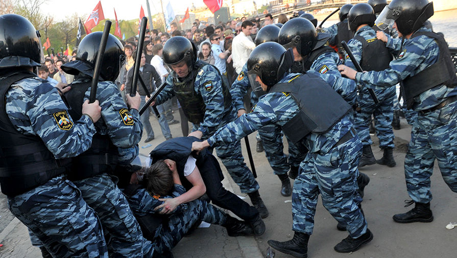 Сотрудники правоохранительных органов задерживают участников митинга на Болотной площади, 6 мая 2012 года 