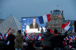 Избранный президент Франции Эммануэль Макрон в благодарственной речи на экране рядом с Лувром, после того как были объявлены результаты второго тура президентских выборов во Франции, Париж, 7 мая 2017 года