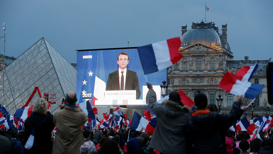 Избранный президент Франции Эммануэль Макрон в&nbsp;благодарственной речи на&nbsp;экране рядом с&nbsp;Лувром, после того как были объявлены результаты второго тура президентских выборов во Франции, Париж, 7 мая 2017 года
