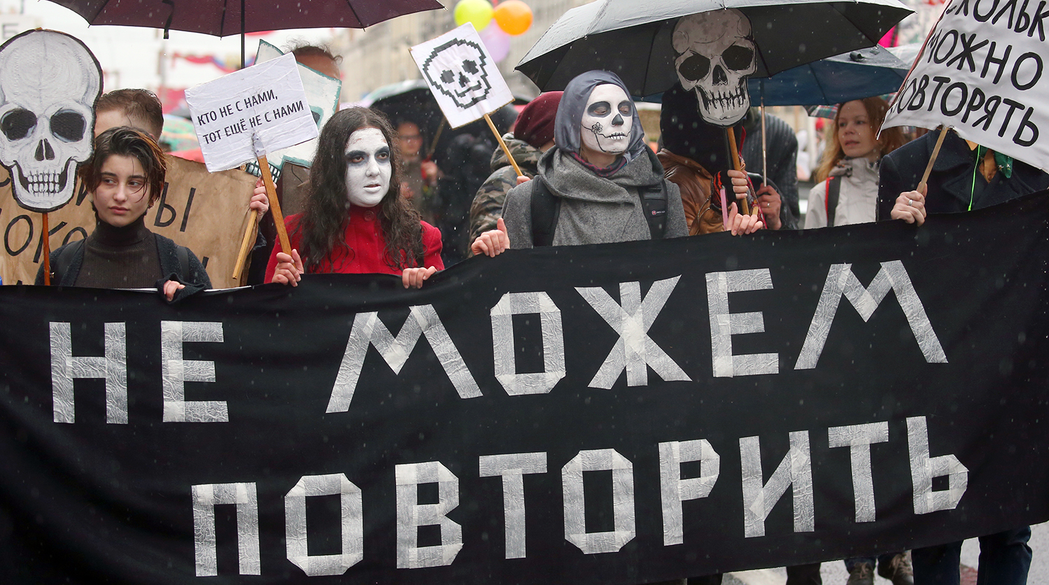 Участники «Монстрации» во время акции в Санкт-Петербурге, 1 мая 2018 года
