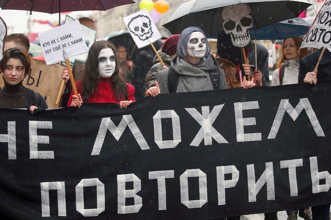 Участники «Монстрации» во время акции в Санкт-Петербурге, 1 мая 2018 года