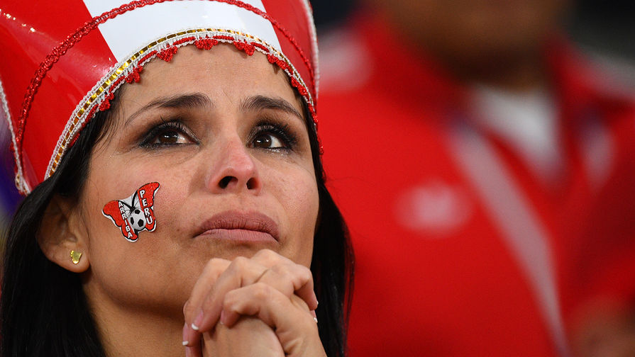 Болельщица сборной Перу после окончания матча группового этапа чемпионата мира по футболу между сборными Франции и Перу