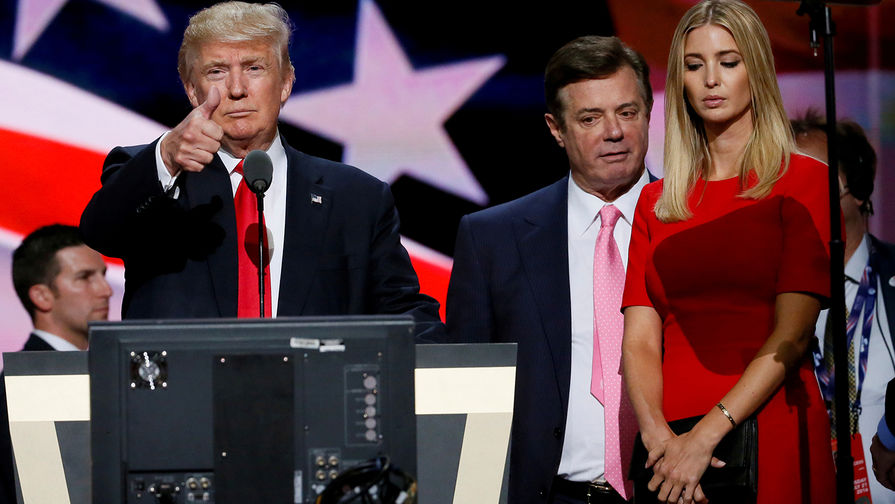 Кандидат в президенты США Дональд Трамп с дочерью Иванкой и глава предвыборного штаба Пол Манафорт во время мероприятия в Кливленде, июль 2016 года