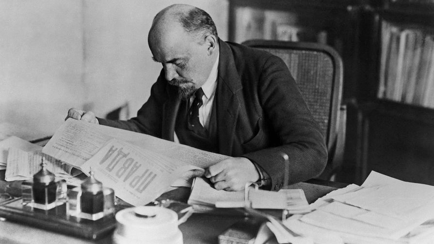 В. И. Ленин в своем рабочем кабинете в Кремле. Москва, 1918 год 