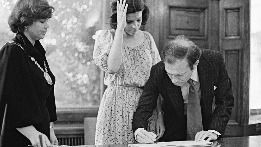 Кристина Онассис во время бракосочетания с Сергеем Каузовым в Московском Дворце бракосочетаний, 1978 год