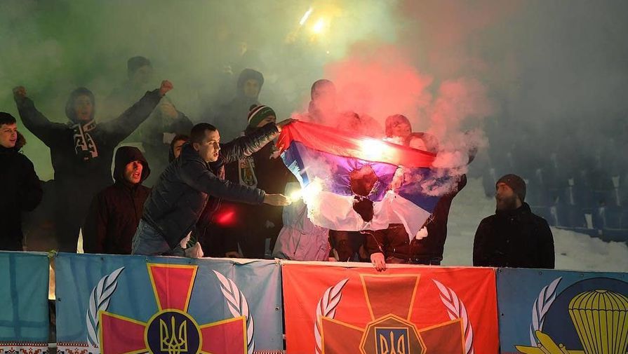 Болельщики сжигают флаг России на матче УПЛ
