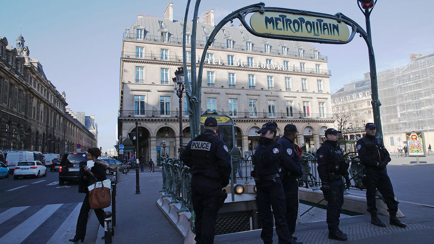 Мигрант-нелегал приставал к молодой туристке в час пик в парижском метро