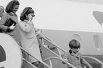 Ли Радзвилл и Жаклин Кеннеди в аэропорту Акапулько, Мексика, 1967 год