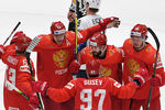 Игроки сборной России радуются забитой шайбе в матче 1/4 финала чемпионата мира по хоккею между сборными командами России и США, 23 мая 2019 года 