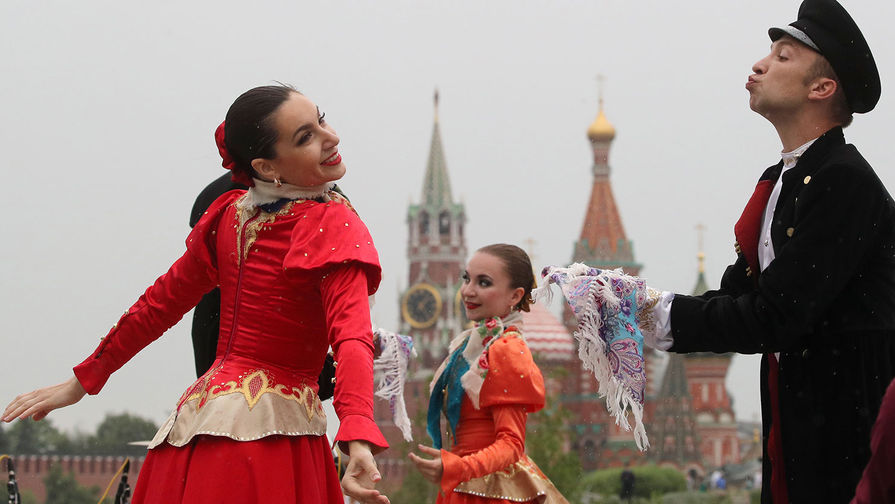 Артисты выступают в&nbsp;парке &laquo;Зарядье&raquo; в&nbsp;Москве во время празднования Дня России