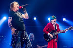 Эксл Роуз и Ангус Янг во время концерта AC/DC, 2016 год