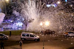 Взрыв шумовой гранаты во время акций протеста в Минске в ночь после выборов президента Белоруссии, 9 августа 2020 года 