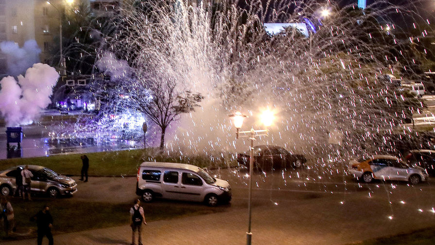 Взрыв шумовой гранаты во время акций протеста в Минске в ночь после выборов президента Белоруссии, 9 августа 2020 года 