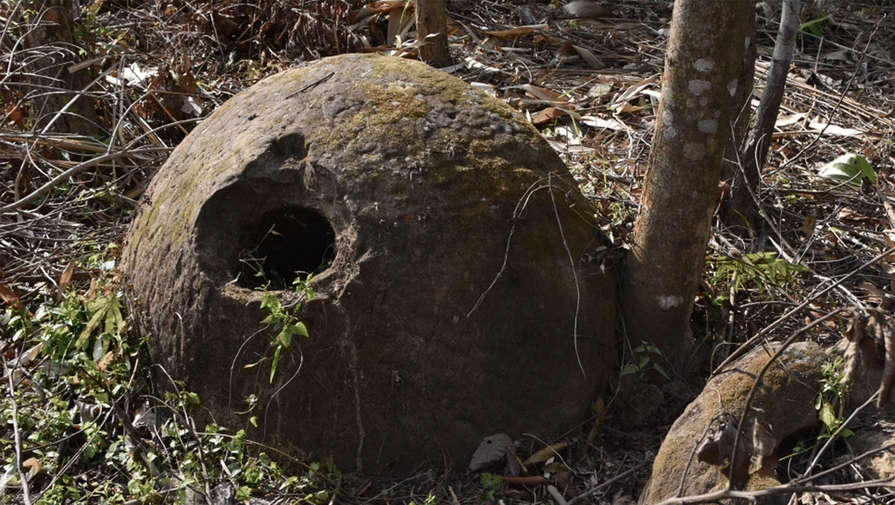 В Индии обнаружили загадочные гигантские каменные кувшины