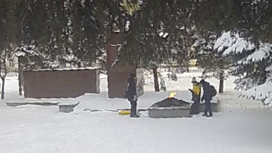 Трое школьников забросали снежками Вечный огонь в Ставропольском крае