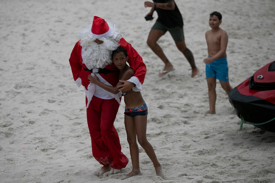 Мальчик и пожарный в&nbsp;костюме Санта-Клауса на&nbsp;пляже Копакабана, Рио-де-Жанейро, 4&nbsp;декабря 2025&nbsp;года