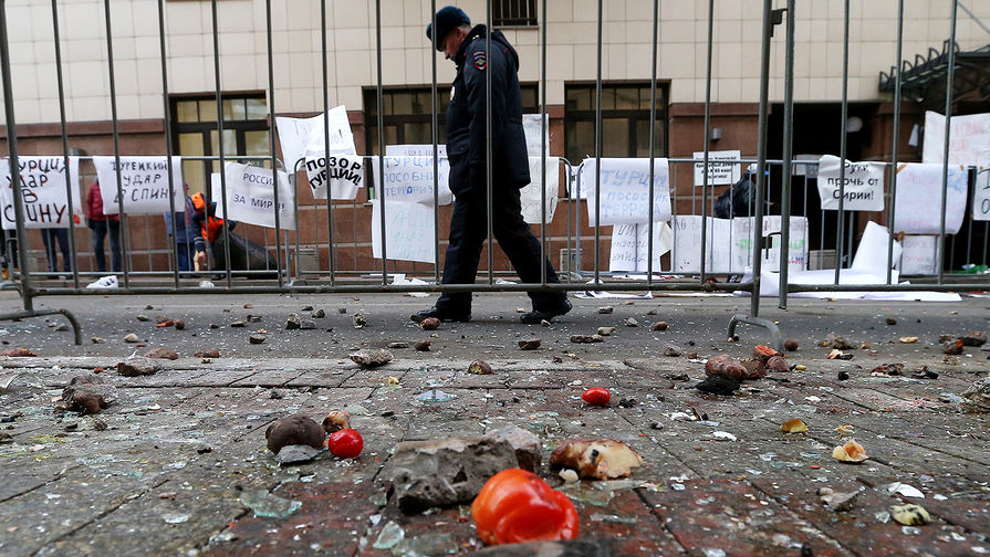 Турецкое посольство в Москве закидали помидорами — скорее всего, тоже турецкими