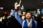 Верующие на церемонии зажжения ханукальной свечи на площади Революции в Москве