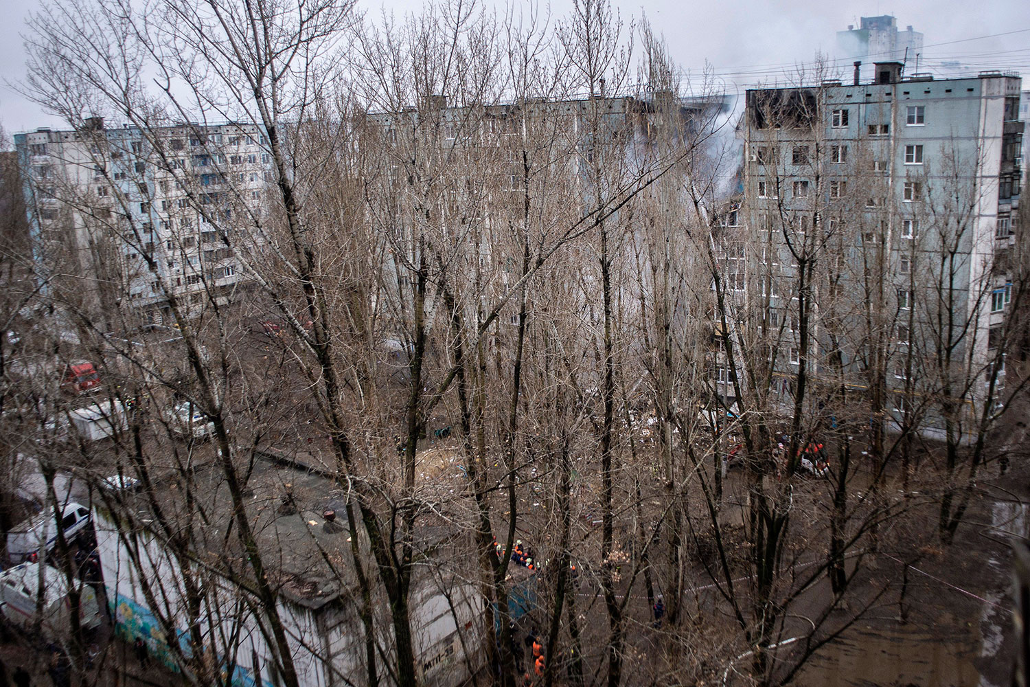 На месте взрыва в многоквартирном жилом доме по улице Космонавтов в Волгограде