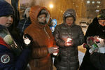 Участники акции в память о пациенте, погибшем от рук врача городской больницы №2 в Белгороде, собравшиеся у здания больницы