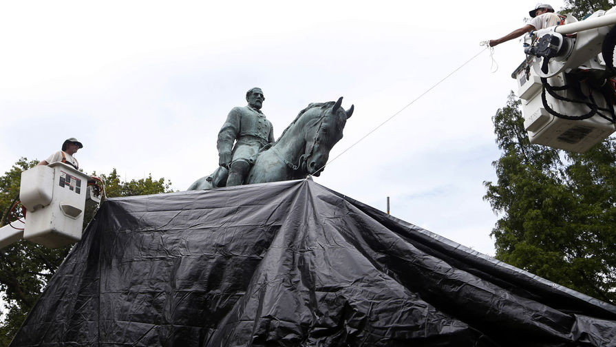 Памятник генералу Ли закрывают брезентом 