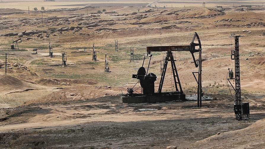Нефтяное поле в сирийской провинции Эль-Хасака, контролируемое альянсом Демократических сил Сирии (SDF), июль 2017 года