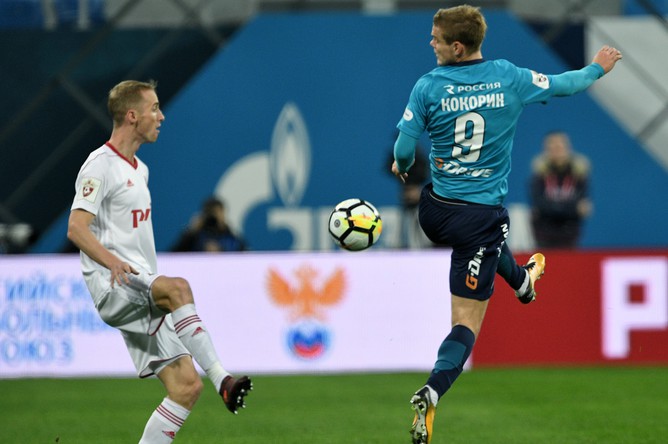 Игрок ФК «Зенит» Александр Кокорин (справа) в матче 15-го тура чемпионата России по футболу