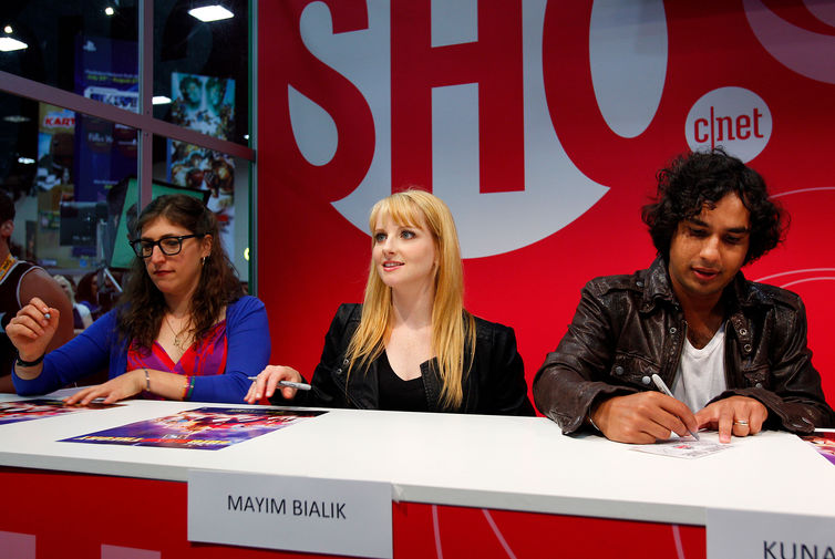 July 13, 2012&nbsp;- | Cast members Mayim Bialik, Melissa Rauch and Kunal Nayyar from the CBS show The Big Bang Theory sign autographs for fans at Comic-Con on Friday, July 13, 2012. | Photo by K.C. Alfred / U-T San Diego (Credit Image: &copy; ZUMAPRESS.com/Global Look Press)