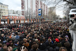 Люди на церемонии прощания с рэпером Пашей Техником в храме Петра и Павла в Лефортово в Москве, 11 апреля 2025 года