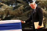 Экс-президент США Билл Клинтон у гроба с телом Шимона Переса