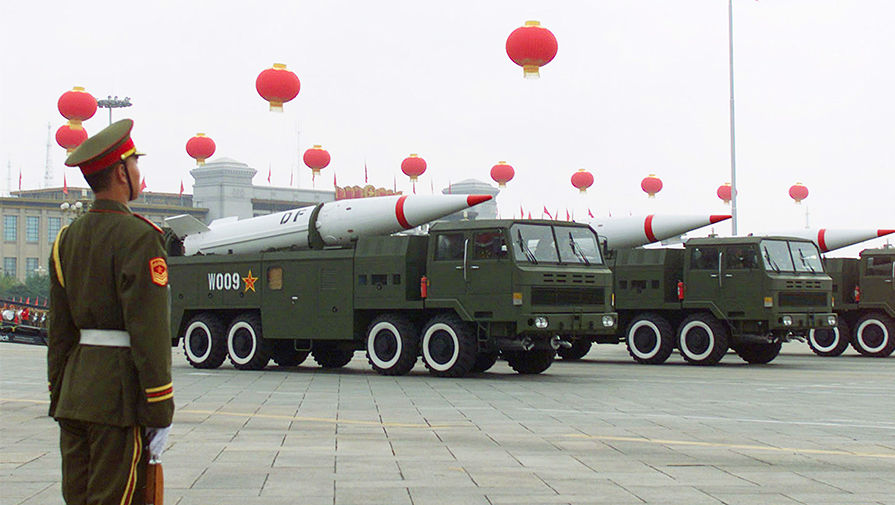 Ракеты «Дунфэн» на площади Тяньаньмэнь в Пекине, 1999 год