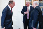 Министр иностранных дел России Сергей Лавров, президент США Дональд Трамп и посол России в США Сергей Кисляк во время встречи в Белом доме, май 2017 года