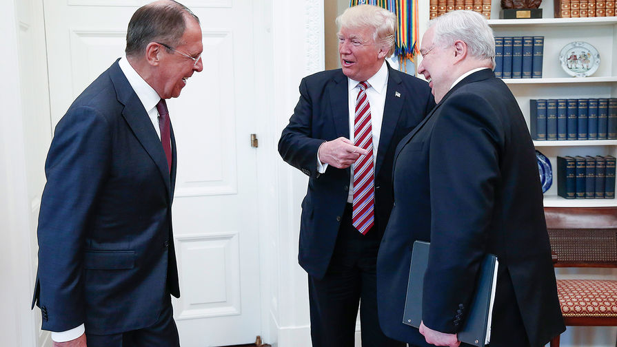 Министр иностранных дел России Сергей Лавров, президент США Дональд Трамп и посол России в США Сергей Кисляк во время встречи в Белом доме, май 2017 года