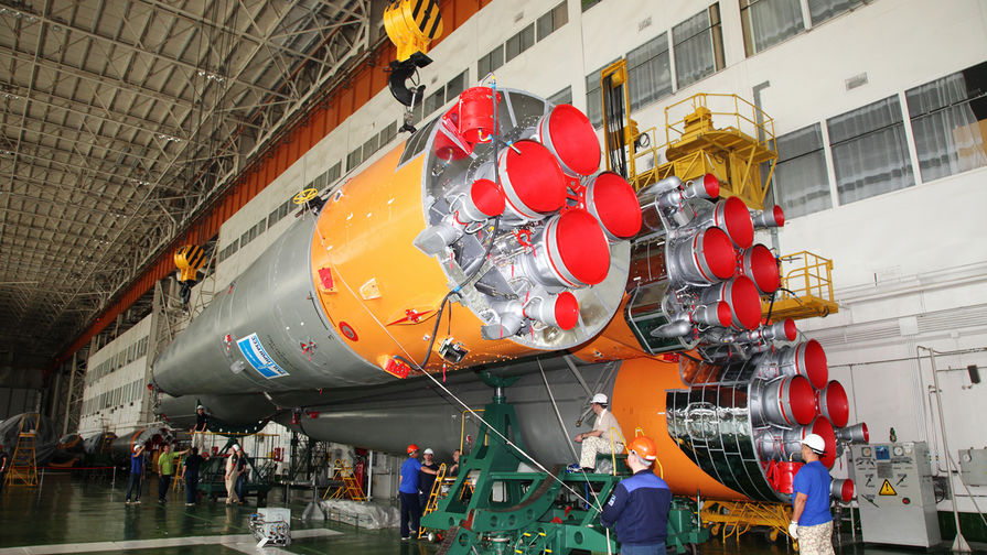 Подготовка ракеты-носителя «Союз-ФГ» в монтажно-испытательном корпусе на космодроме Байконур, август 2018 год