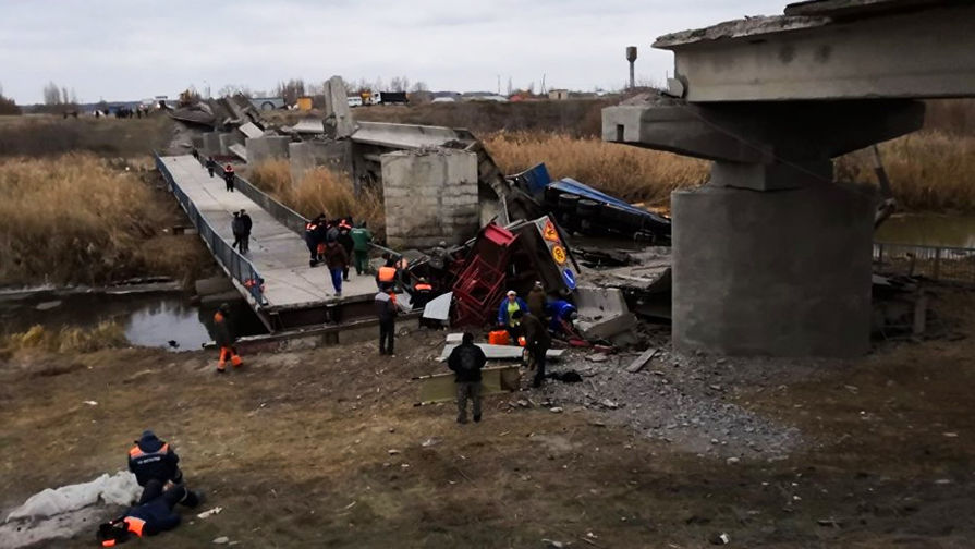 Два МАЗа и КамАЗ упали в реку: под Воронежем рухнул мост