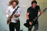 Гитарист группы Queen Брайaн Мэй и лидер группы Foo Fighters Дейв Гроул во время совместного выступления на фестиваля VH1 Rock Honors в Лас-Вегасе, 2006 год