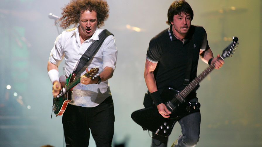 Гитарист группы Queen Брайaн Мэй и лидер группы Foo Fighters Дейв Гроул во время совместного выступления на&nbsp;фестиваля VH1 Rock Honors в&nbsp;Лас-Вегасе, 2006 год