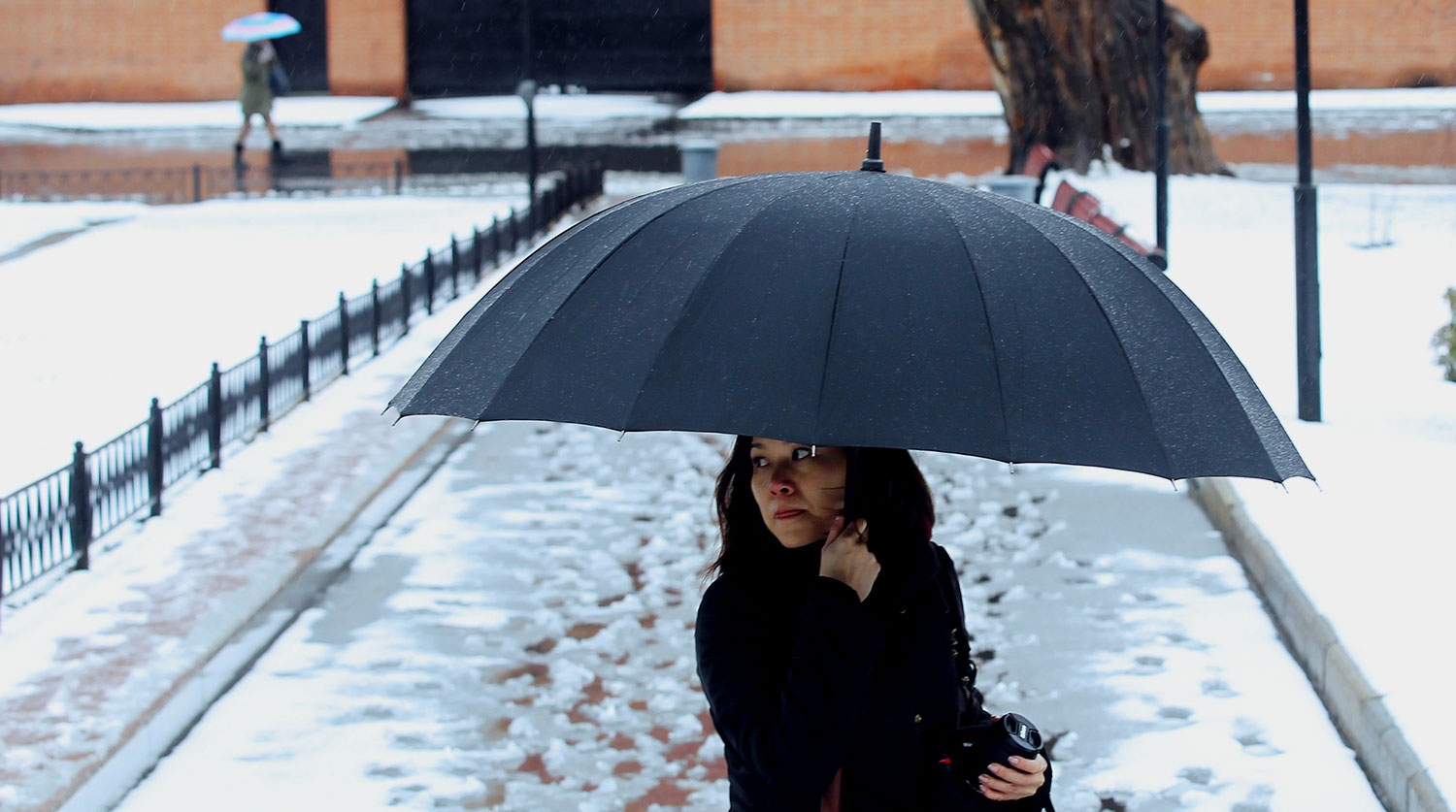 Похолодание передают. Снег с дождем. Москва март дождь CJ cytujv. Дождь со снегом в Москве. Мокрый снег в Москве.
