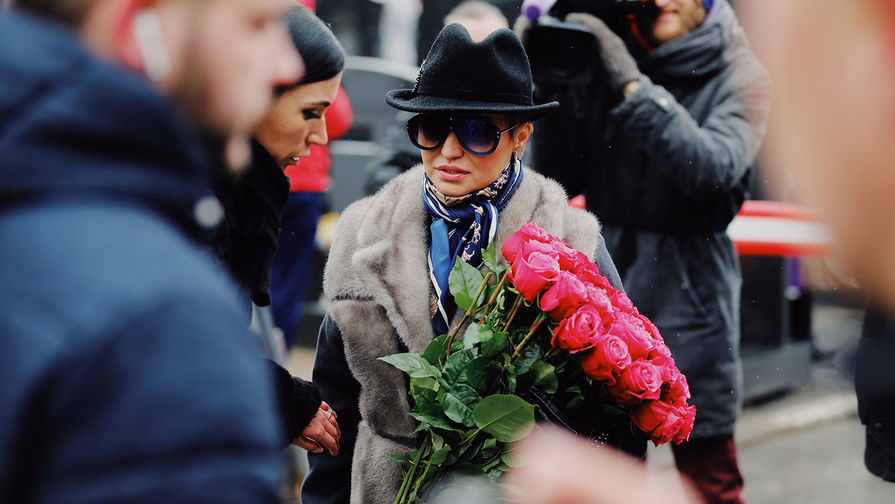 Певица Катя Лель во время церемонии прощания с певицей Юлией Началовой на Троекуровском кладбище, 21 марта 2019 года