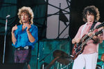 Рок-группа 'Led Zeppelin' во время выступления на стадионе в Филадельфии, 13 июля 1985 года 