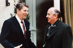 Президент США Рональд Рейган и генеральный секретарь ЦК КПСС Михаил Горбачев во время встречи в Женеве, ноябрь 1985 года